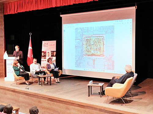 6. Han Tümertekin sunumun yaparken